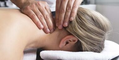 Massage, Nacken und Schultern entspannen, die Symptome der Osteochondrose der Halswirbelsäule lindern