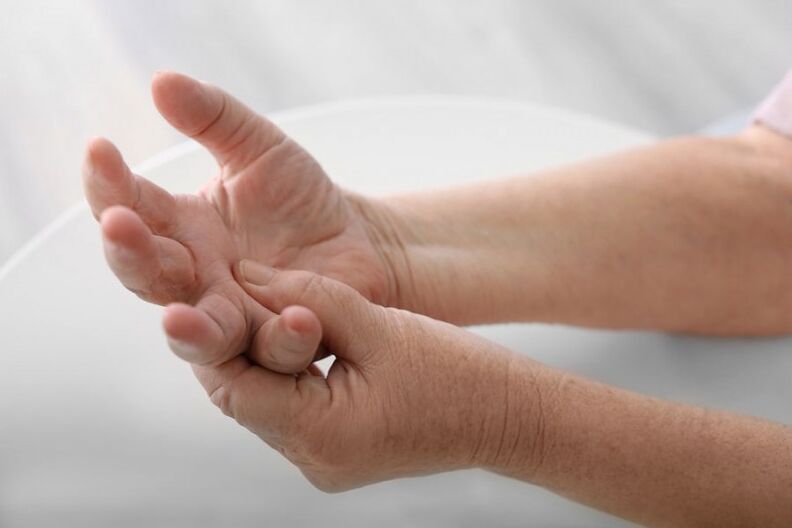 Schmerzen in den Händen und Fingern sind ein häufiges Symptom der zervikalen Osteochondrose
