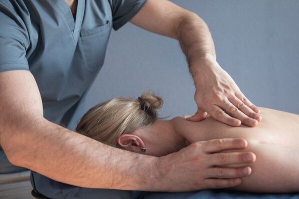 Massage des Rücken- und Unterschulterbereichs