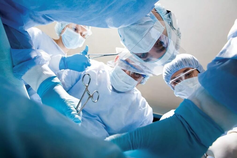Bei komplizierter thorakaler Osteochondrose wird eine Operation durchgeführt