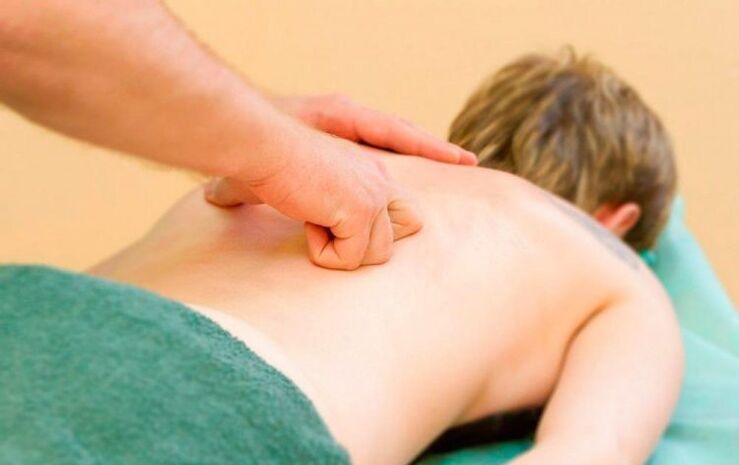 Durchführung einer Brust-Rückenmassage bei Osteochondrose